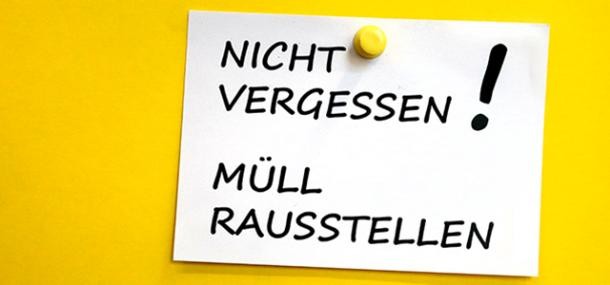 Notizzettel mit der Aufschrift "Nicht vergessen! Müll rausstellen"