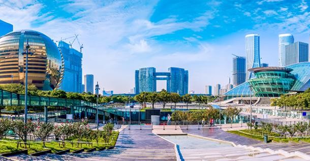 Panorama der Stadt mit dem Rathaus in der Mitte, einer Treppe im Vordergrund und vielen weiteren Gebäuden (Foto: Shutterstock) 