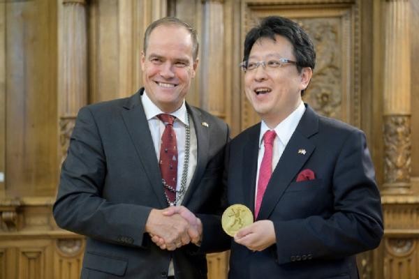 Heidelberg und Kumamoto feiern das 25-jährige Bestehen der Partnerschaft. Nach einem Auftritt des Circus Peperoni tauschen die Oberbürgermeister Dr. Eckart Würzner und Kazufumi Onishi die GEschenke aus. Foto: Philipp Rothe