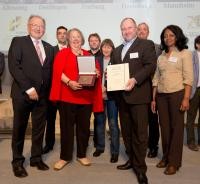 Erster Bürgermeister Bernd Stadel (3. v.r.), Marion Klein (3.v.l.) vom Trägerverein des Emmertsgrunder Stadtteilvereins und Joachim Hahn (2. v.r.), Leiter des Amtes für Stadtentwicklung und Statistik, nahmen in Stuttgart die Urkunde von Staatssekretär Peter Hofelich MdL (l.) entgegen. (Foto: Michael Latz, Stuttgart)