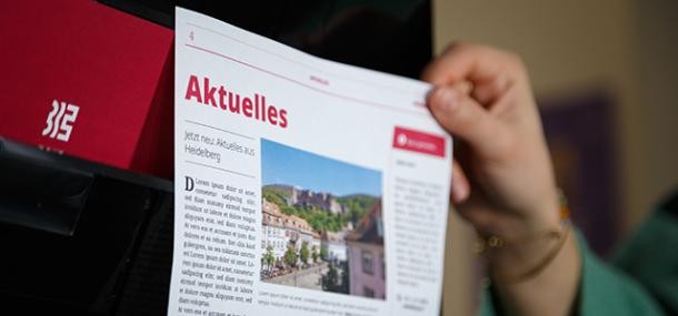 Pressemitteilungen und Aktuelles zum Ersatzneubau der Ziegelhäuser Brücke. (Foto: Stadt Heidelberg) Blick auf einen Zeitungsartikel mit der Überschrift Aktuelles.