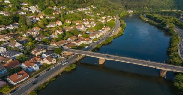 Die Ziegelhäuser Brücke aus der Luft betrachtet