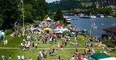 Viele Menschen und Sonnenschirme am Fluss (Foto: Fülop) Viele Menschen und Sonnenschirme am Fluss (Foto: Fülop)