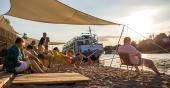Der Sand-Strand am Neckar ist ein Ort zum Entspannen (Foto: Dittmer) Personen sitzen bei Abend-Sonne am Ufer in Liege-Stühlen, Holz-Brettern und im Sand. (Foto: Dittmer)