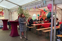 Nadine Hülden spricht am Ausbildungshaus. (Foto: Heidelberger Dienste)