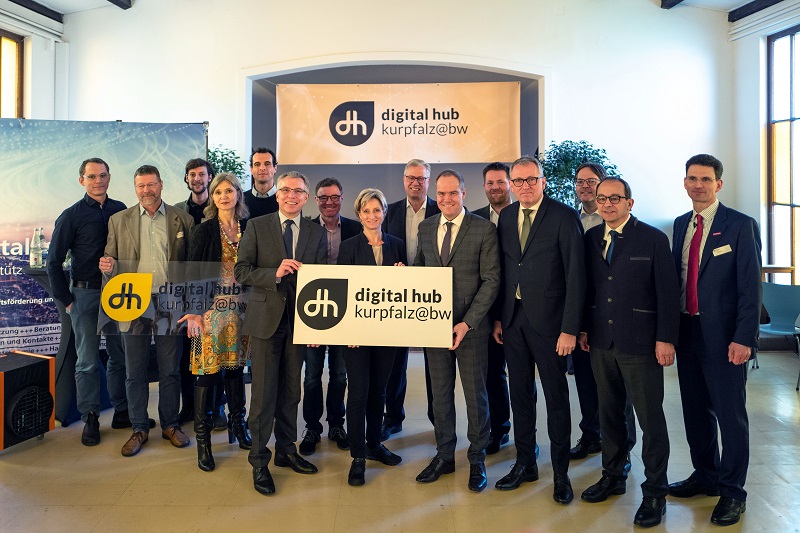 Die beteiligten Partner am neuen Digital Hub kurpfalz@bw gemeinsam mit Wirtschafts- und Arbeitsministerin Dr. Nicole Hoffmeister-Kraut (Mitte). (Foto: Dittmer)