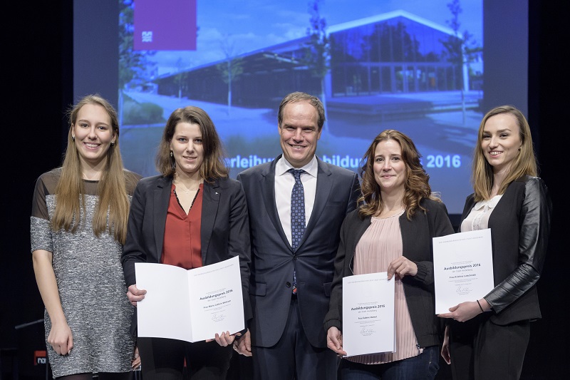 Ausgezeichnet: Jessica Gerling, Sabine Demel, Kristina Lutschinski und Marie Cathrin Wehrum (von links) freuten sich über die Ehrung durch Oberbürgermeister Dr. Eckart Würzner (Foto: Rothe). Ausgezeichnet: Jessica Gerling, Sabine Demel, Kristina Lutschinski und Marie Cathrin Wehrum (von links) freuten sich über die Ehrung durch Oberbürgermeister Dr. Eckart Würzner (Foto: Rothe).