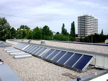 Thermische Solaranlage auf dem Dach der Marie-Baum-Schule (Foto: Stadt Heidelberg)