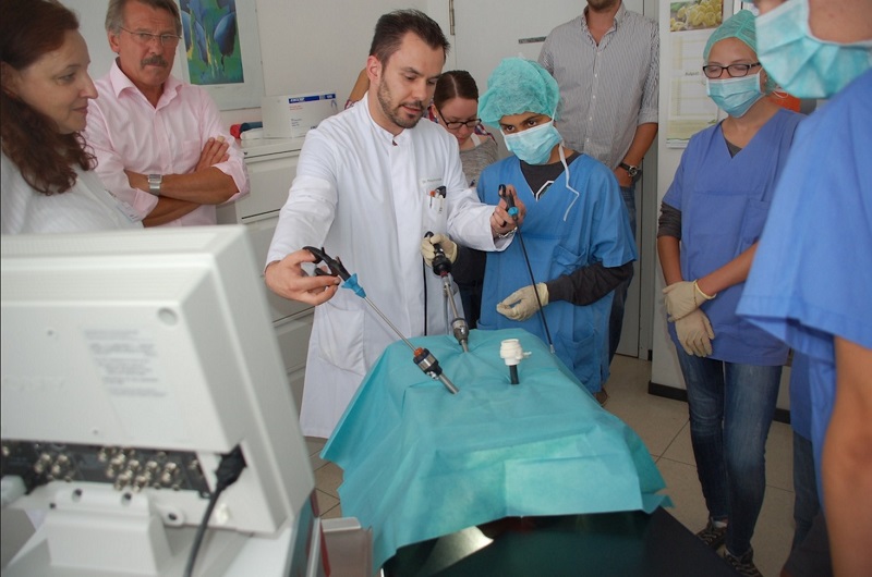Die Teilnehmer bekommen Einblicke in die Vorgänge eines Krankenhauses (Foto: Tangerding) Die Teilnehmer bekommen Einblicke in die Vorgänge eines Krankenhauses (Foto: Tangerding)
