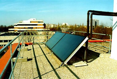 Thermische Solaranlage auf dem Dach der Johannes-Gutenberg-chule (Foto: Stadt Heidelberg)