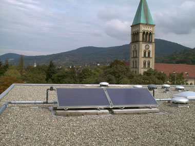 Thermische Solaranlage auf dem Dach der Mönchhofschule (Foto: Stadt Heidelberg)