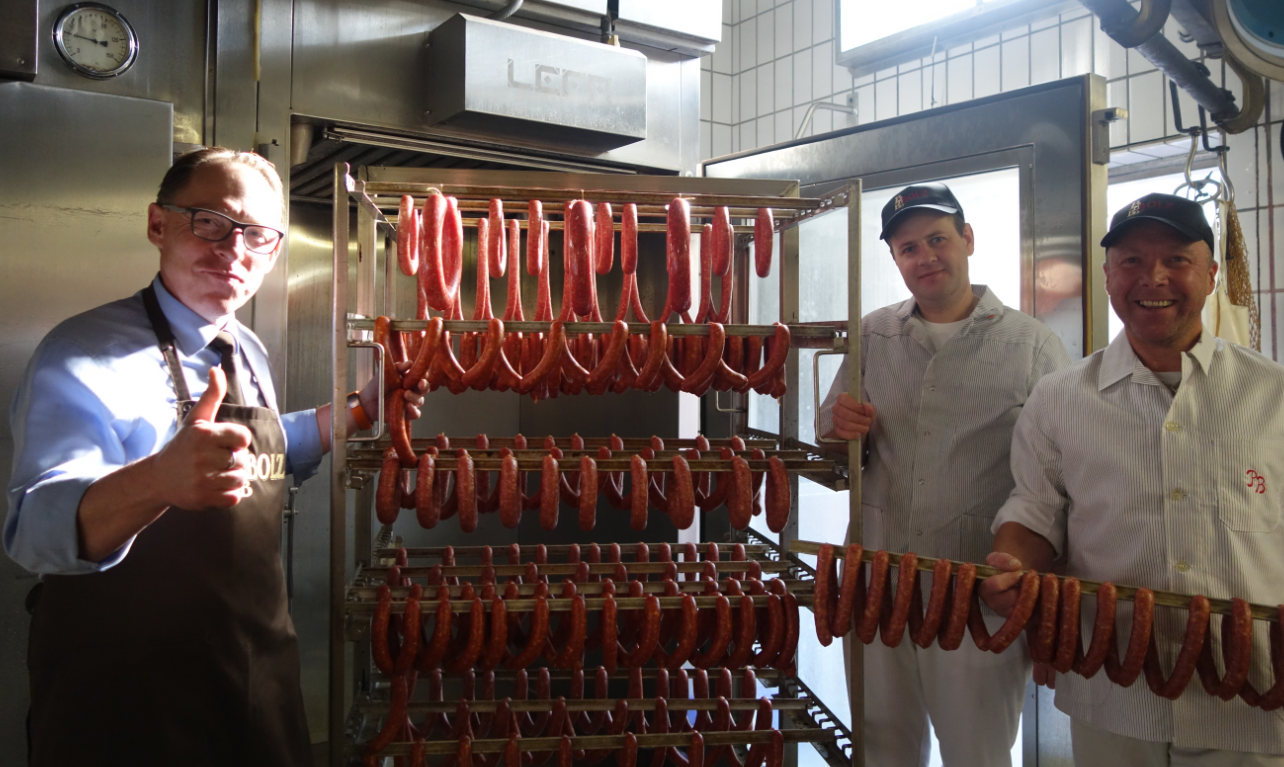 Firmeninhaber Bernd Bolz mit dem langjährigen Fleischergesellen Peter Bogumil und Roman Stiben (im eigenen Betrieb ausgebildet) (Foto: Gabriele Bolz)