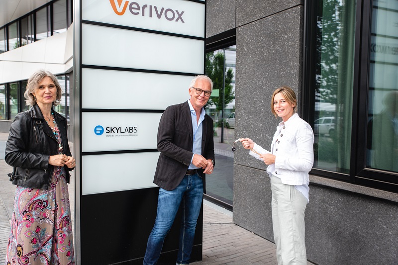 Schlüsselübergabe mit Abstand: Juliane Steidel von SkyLabs übergibt den Schlüssel zum neuen Verivox Büro in der Heidelberger Bahnstadt an Verivox CEO Joern Taubert. Ebenfalls vor Ort war Aline Moser, Persönliche Referentin des Oberbürgermeisters (v.r.n.l.) (Foto: Verivox)