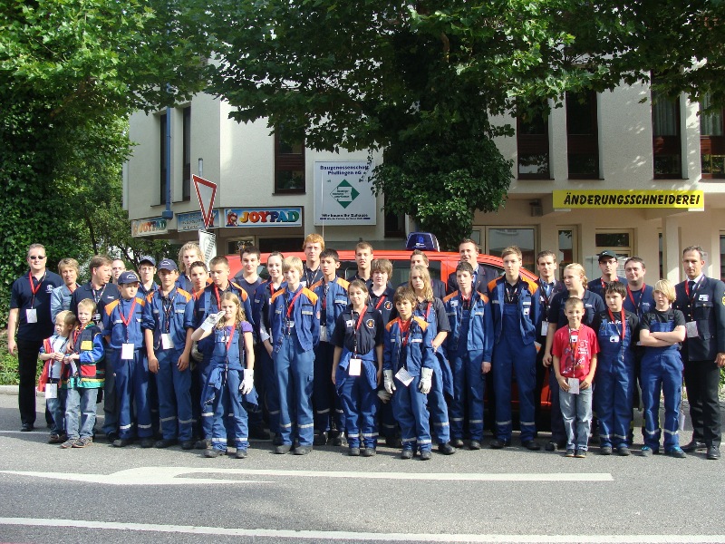 Teilnehmer beim Weltrekordversuch (Foto: Feuerwehr Heidelberg) Teilnehmer beim Weltrekordversuch (Foto: Feuerwehr Heidelberg)