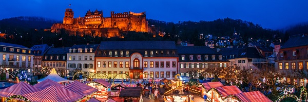 Blick auf Weihnachtsmarkt und Schloss
