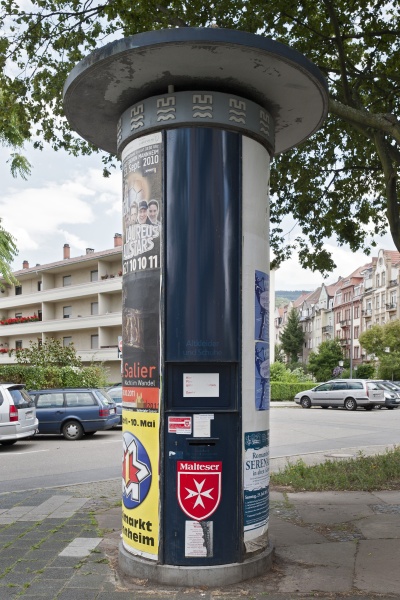 Die Ökosäulen – Litfaß- und Kultursäulen zur Aufnahme von Altkleidern –bleiben erhalten (Foto: Rothe)