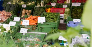 Gemüsestand auf dem Wochenmarkt Bahnstadt (Foto: Buck) Gemüsestand auf dem Wochenmarkt Bahnstadt