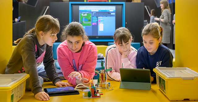 Schulwegweiser Symbolfoto (Foto: Rothe) vier Kinder an digitalen Geräten