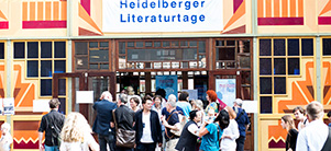 Heidelberger literature days (Photo: Annemone Taake) Heidelberger Literaturtage - viele Menschen vor dem Zelteingang (Foto: Annemone Taake)