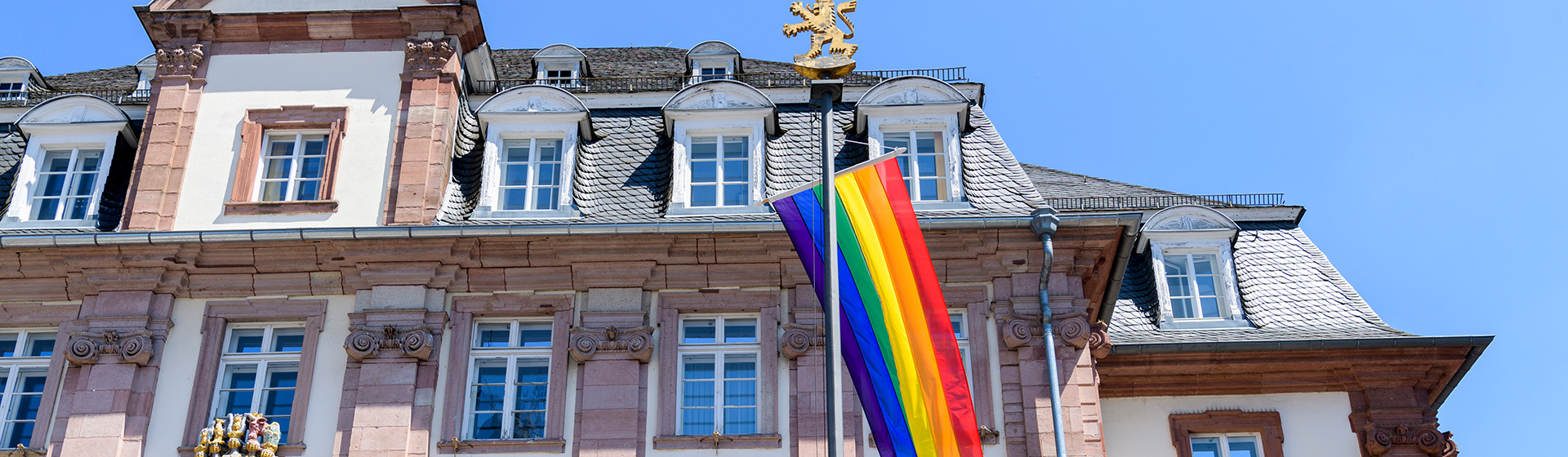Regenbogenflagge vor Rathaus