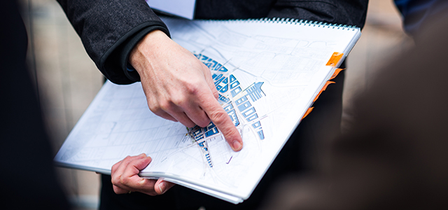 Bauplan-Besprechung. (Foto: Dittmer) Bauplan-Besprechung.