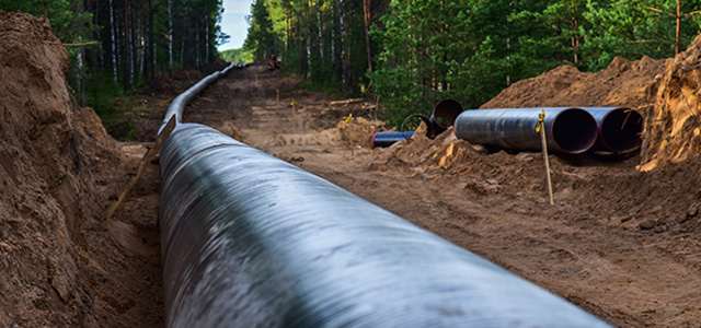 Gas Pipeline. (Foto: Shutterstock) Gas Pipeline im aufgerissenen Waldboden.