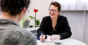 Die Behinderten-Beauftragte (Foto: Pellner) Die Behinderten-Beauftragte berät eine Person (Foto: Pellner)