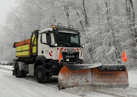 Ein Fahrzeug des Heidelberger Winterdienstes auf dem Königstuhl .