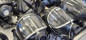 Atemschutz Mehrere Atemschutzmasken die nebeneinander liegen