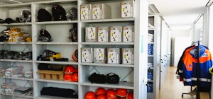 Kleiderkammer Blick auf ein bestücktes Regal der Kleiderkammer