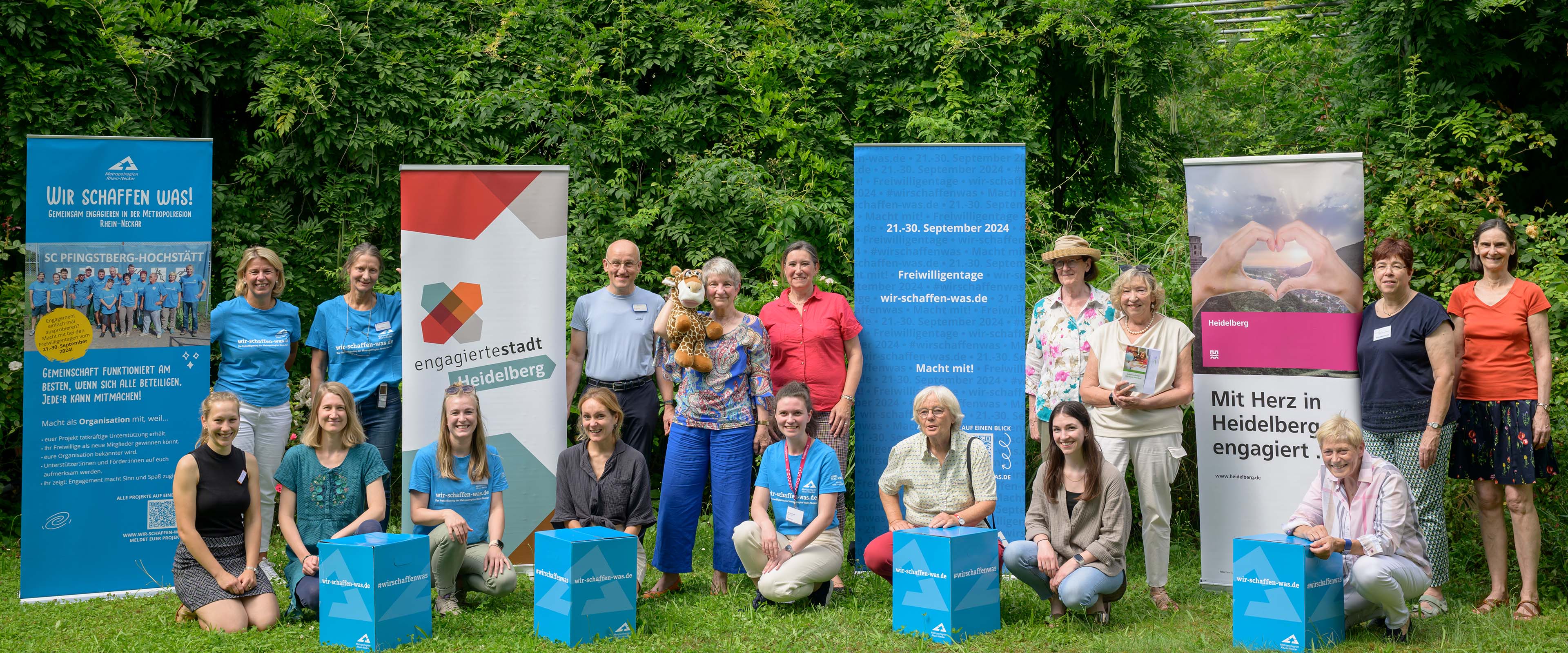 Gruppe mit Plakaten zu den Freiwilligentagen 2024