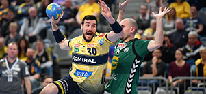 Zwei Männer kämpfen um einen Handball (Foto: Anspach)