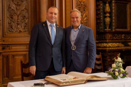 Rehovots Bürgermeister Matan Dil und Oberbürgermeister Eckart Würzner beim Eintrag in das Goldene Buch der Stadt Heidelberg. (Foto: Stadt Heidelberg)