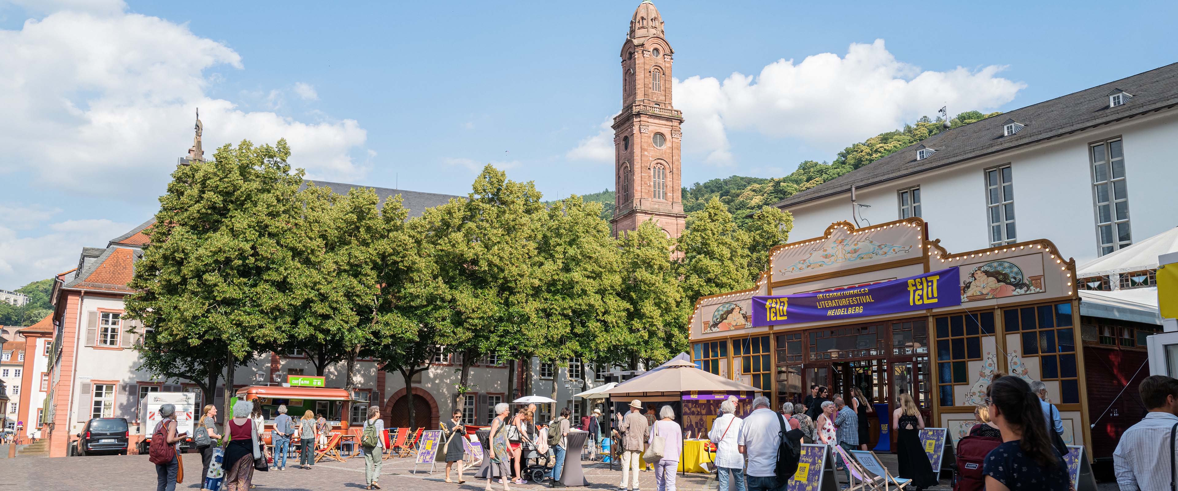 Platz mit Menschen und Literaturzelt für Literaturfestival feelit