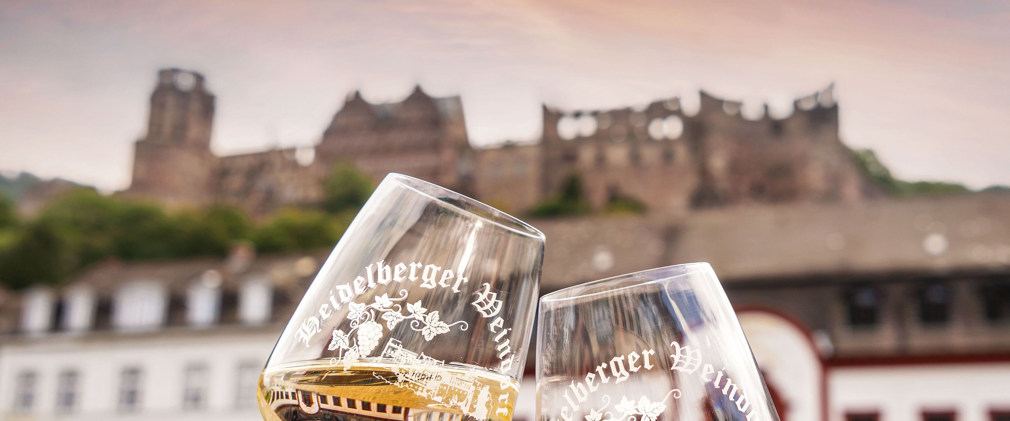 Zwei Weingläser vor dem Heidelberger Schloss