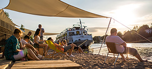 People relaxing on the Neckarlauer (Photo: Dittmer)