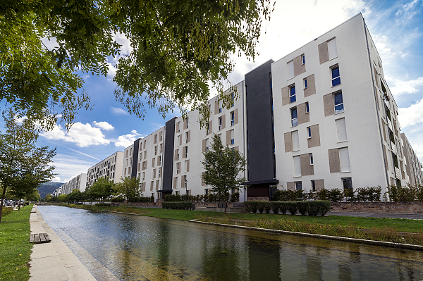 Blick auf ein Wohnhaus in der Bahnstadt.