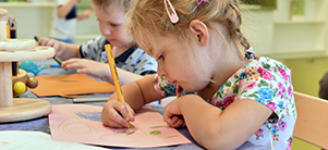 Children drawing (Photo: Dorn)