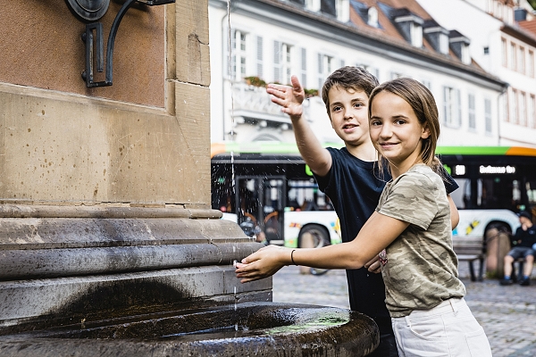 Kinder am Brunnen.