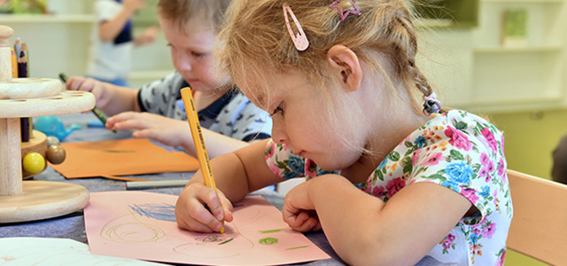 Kinder beim Malen. (Foto: Dorn) Kinder beim Malen.