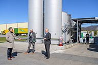 Oberbürgermeister Prof. Würzner, Betriebsleiter Daniel Schmidt und Geschäftsführer Martin Kluthe stehen auf dem Betriebsgelände von Kluthe (Foto: Rothe)
