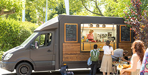 Mehr mobile Gastroangebote in Heidelberg (Foto: Arndt) Gastromobil im Sommer mit Gästen davor