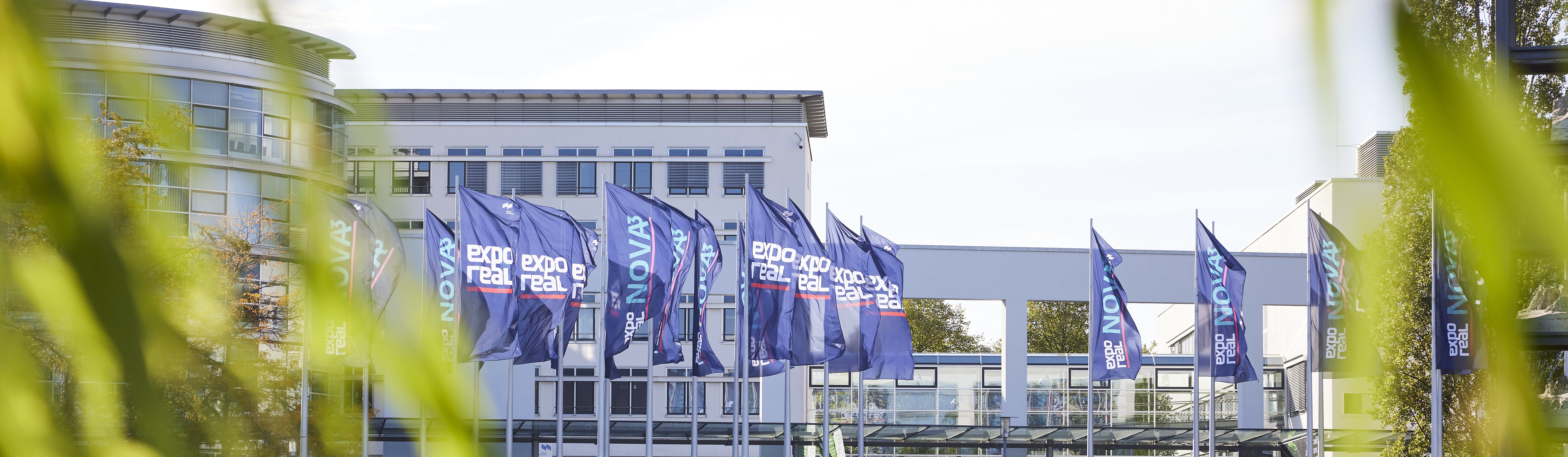 Blick auf die Messe München mit Flaggen Expo Real 2023 (Foto: Messe München)