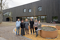 Gruppenfoto vor dem Haus der Jugend