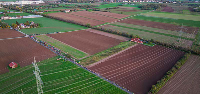 Blick aus der Luft auf den Protest gegen die Bahntrasse 