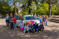 Gruppenfoto mit Kindern vor einem Auto