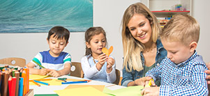  Kinder basteln mit Mutter an einem Tisch (Foto: Bäcker)