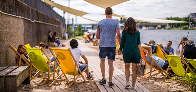 Stadtstrand am Neckar mit Sonnensegel und Liegestühlen in der Abendsonne. (Foto: Dittmer)