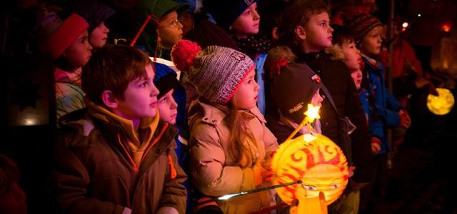 Gruppe von Vorschulkindern in der Dunkelheit mit Laternen