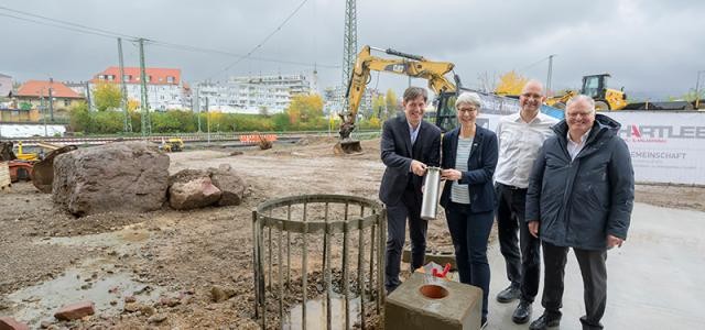 Gruppenfoto auf Baustelle mit Zeitkapsel